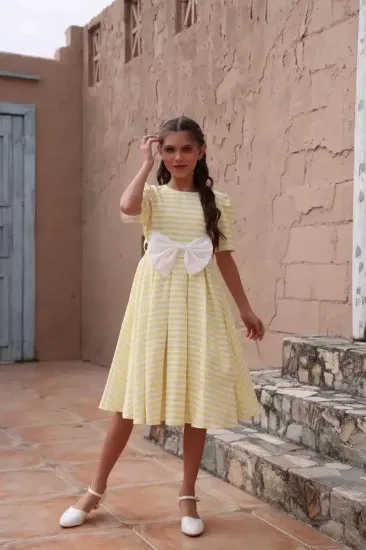 صورة فستان بناتي مقلم نص كم